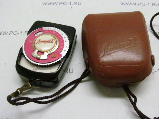 Экспонометр фотоэлектрический Ленинград-2 (Ю11/2) /один предел по яркости /два предела по освещённости /Светоприемник: селеновый фотоэлемент /Чехол
