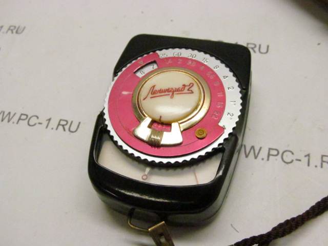 Экспонометр фотоэлектрический Ленинград-2 (Ю11/2) /один предел по яркости /два предела по освещённости /Светоприемник: селеновый фотоэлемент /Чехол