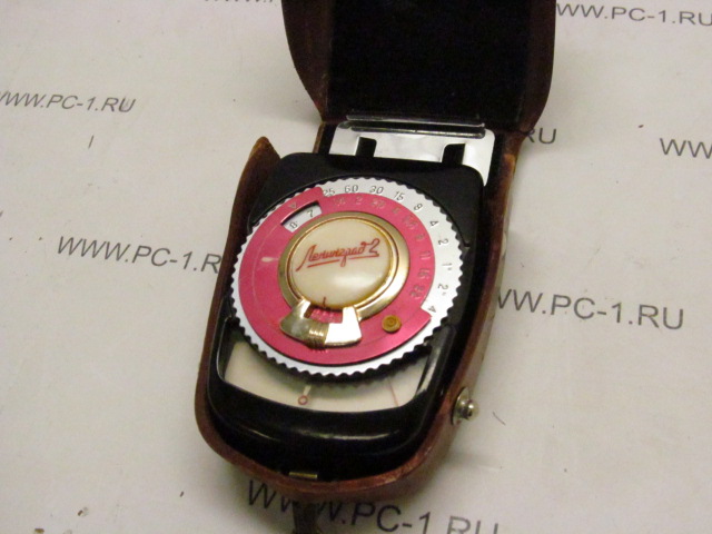 Экспонометр фотоэлектрический Ленинград-2 (Ю11/2) /один предел по яркости /два предела по освещённости /Светоприемник: селеновый фотоэлемент /Чехол