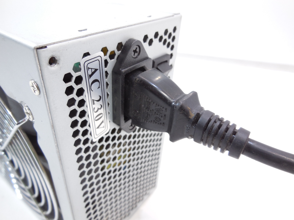 Кабель компьютер — розетка 220V 1.8м Европейский - Pic n 37555