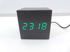 Деревянные часы-будильник c зеленой LED подсветкой