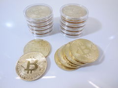 Сувенирный Bitcoin монета позолоченная