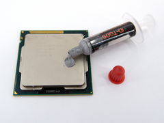 Набор для нанесения термопасты на любой процессор ПК. В комплекте теплопроводящая паста в шприце со шпателем + Салфетка для обезжиривания.