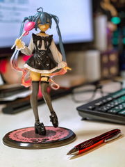 19см Фигурка Хацунэ Мику с шариком. Японская виртуальная певица Miku Hatsune Вокалоид. Качественная в подарочной коробке.