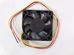 Кулер 50x50x10мм 3pin Вентилятор с подшипником скольжения втулка 24 дБ, 4500 об/мин Питание От 3-pin коннектора МП провод 25 см